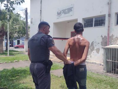 Acusado de trfico  preso pela PM no Jardim Campestre