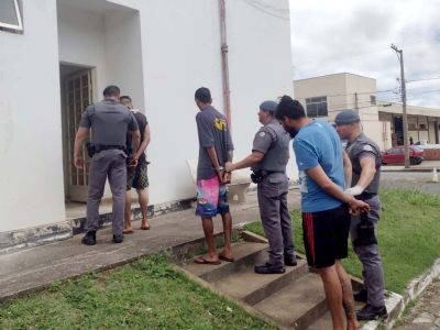 PM prende trs em flagrante de furto de veculo na Canania