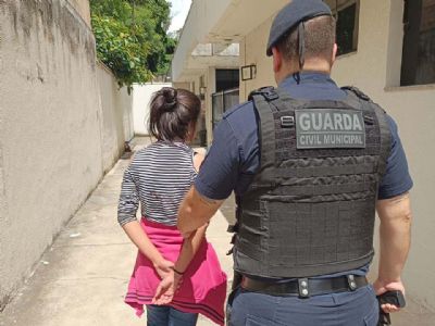 Mais uma mulher � presa por tr�fico de drogas pela GCM