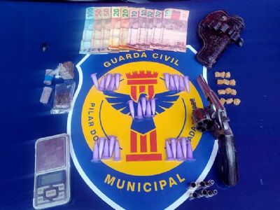 ​Homem � preso por tr�fico e posse ilegal de arma de fogo no Jardim Pinheiro