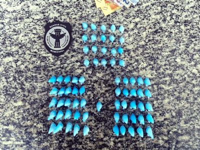 Mo�a de 18 anos � presa pela GCM acusada de tr�fico no Jardim Ip�