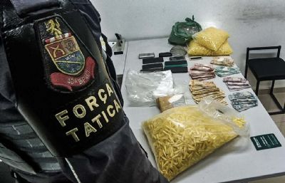 Bando  cercado e preso pela PM por trfico de drogas em chcara no Ribeiro