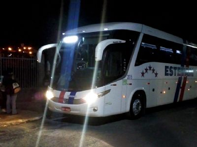 Manifestantes impedem passagem de nibus de estudantes em Salto de Pirapora