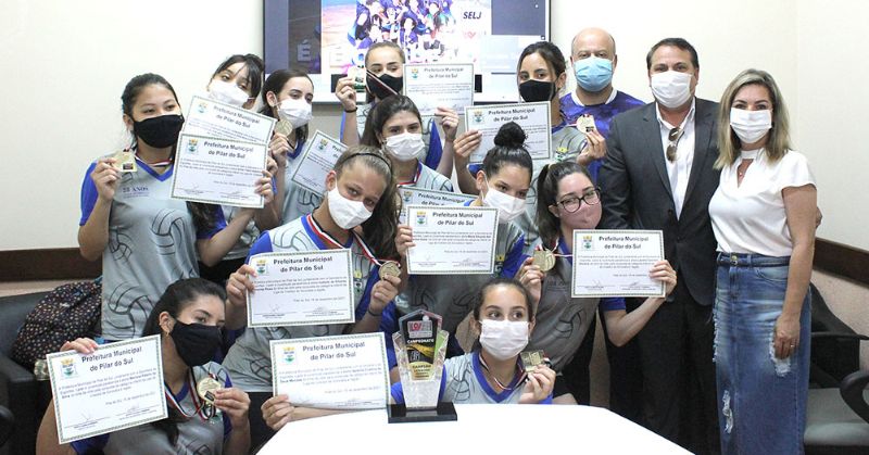 Atletas campes da SELJ so homenageadas pelo prefeito Marquinho