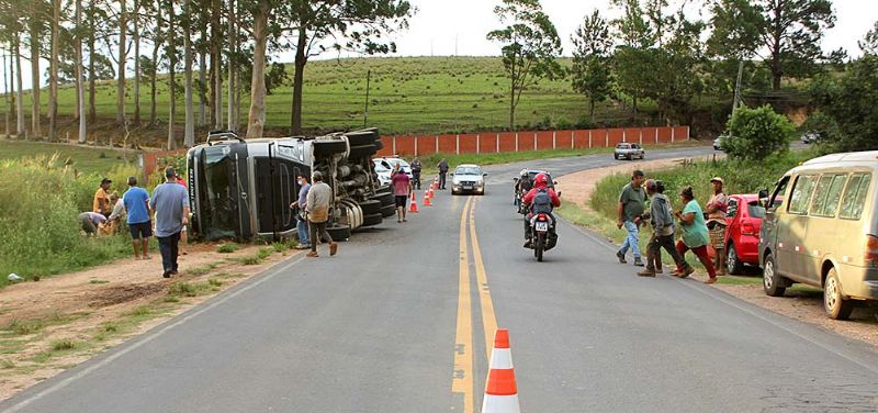 Carreta carregada com beterrabas tomba em Pilar do Sul (vdeo)