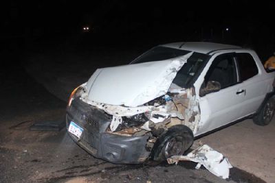 Carreta e pick-up colidem em curva da estrada vicinal SPV-093