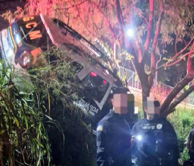 Viatura da GCM cai em crrego durante perseguio e suspeito  preso com drogas