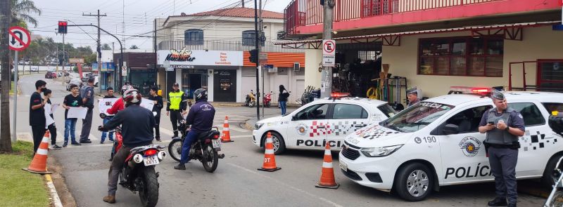PM e alunos da escola Rechineli promovem ao na Semana Nacional do Trnsito