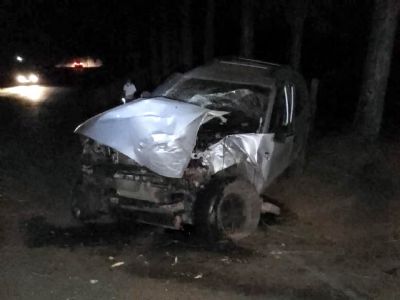 Motorista fica gravemente ferido ao bater camionete em rvore