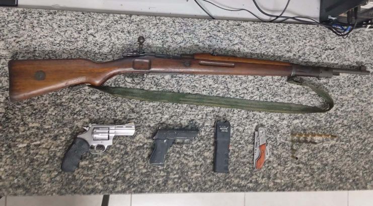 Homem  preso em Pilar do Sul por porte ilegal de arma de fogo de uso restrito