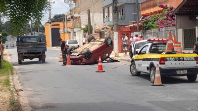 Ladr�o � preso ap�s furtar, capotar e bater ve�culo no Jardim Campestre