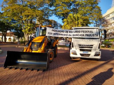 ​Pilar do Sul recebe caminho e retroescavadeira para o Programa Patrulha Agrcola