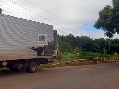 ​Caminhes se chocam na ponte estreita do rio Pinhal
