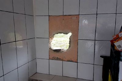 ​Ladres arrombam parede para furtar pastelaria na Nova Pilar