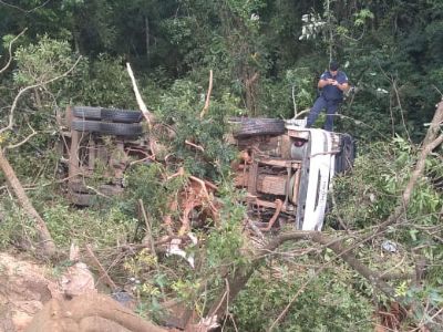 ​Motorista e ajudante ficam feridos em capotamento de caminho na SP-264
