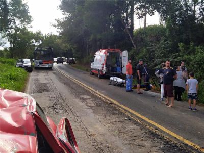 ​Quatro feridos em capotamento de VW Fusca na SPV-093