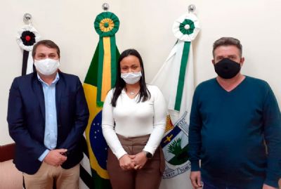 Prefeito Marquinho empossa nova secretria de administrao e RH