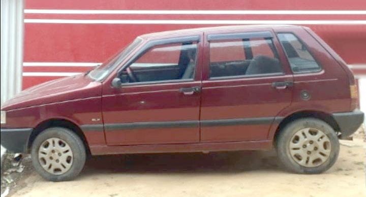 Fiat Uno  furtado em frente a bar na Santa Ceclia