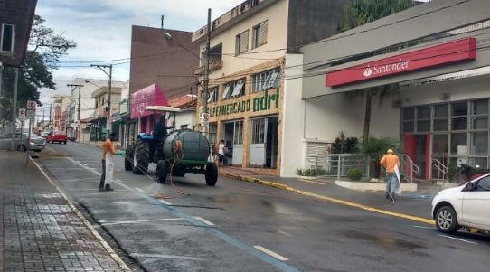​Prefeitura e Sabesp realizam desinfeco de ruas e pontos de aglomerao