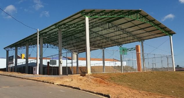 ​Prefeitura conclui construo de quadra poliesportiva no Campestre II