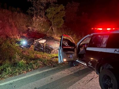 ​Homem morre e outro fica ferido em capotamento de veculo na SP-264