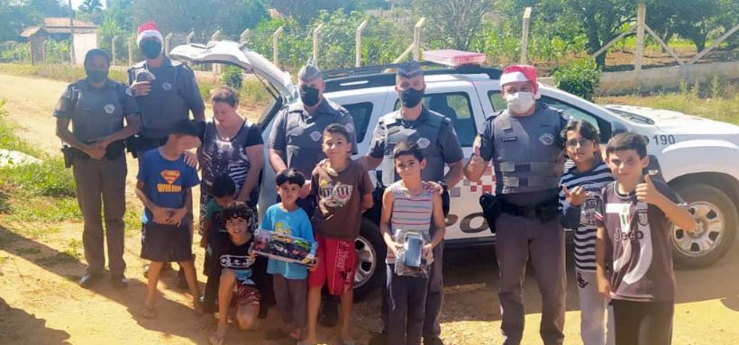 Polcia Militar promove 'Natal Solidrio' e distribui brinquedos para as crianas