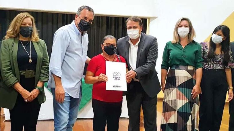 Prefeitura entrega ttulos de propriedade para 64 famlias do Nova Pilar III