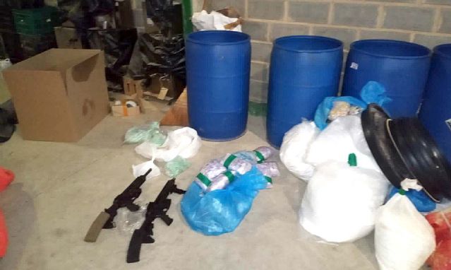 PM descobre refinaria, prende suspeitos e apreende fuzis e muita droga em Pilar do Sul