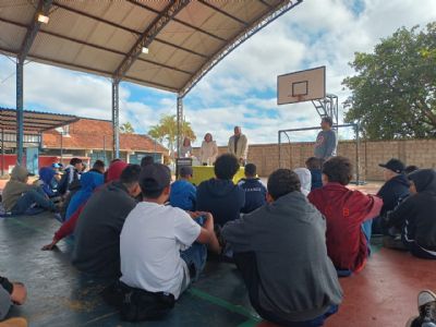 Paran, ex-jogador da Seleo Brasileira, visita escola em Pilar do Sul