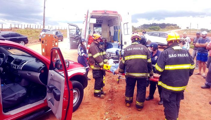 Casal e quatro filhos ficam feridos em acidente na avenida Jos Rugine