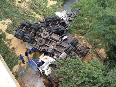 Carreta de Pilar do Sul cai de ponte com 30 metros em acidente em Sengs-PR