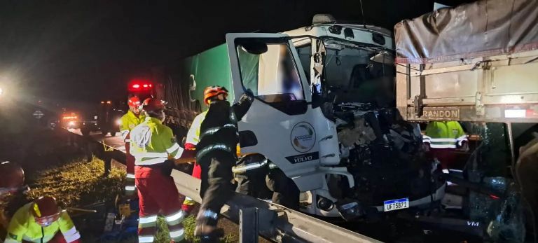 Caminhoneiro de Pilar do Sul morre em acidente na rodovia Carvalho Pinto, em Ca�apava