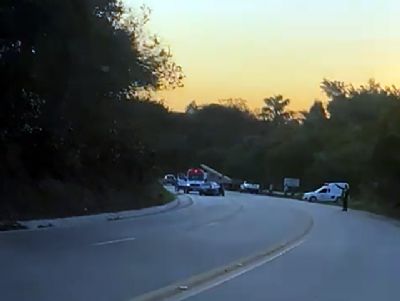 Dia comea com grave acidente entre carro e caminho na SP-264