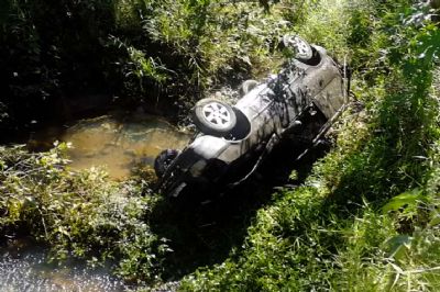 ​Carro cai em crrego e motorista e duas crianas ficam feridas