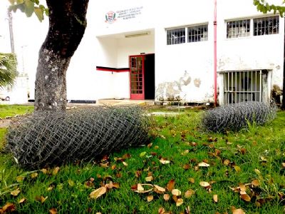 Comerciante e ajudante so presos acusados de furtar alambrados de chcara