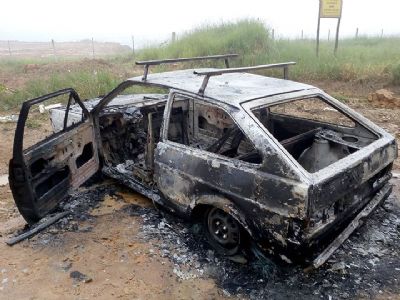 ​Carro furtado em So Miguel  incendiado em Pilar do Sul e suspeitos so detidos pela PM