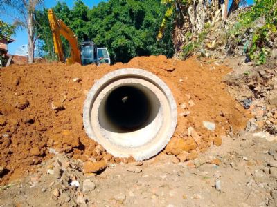 Prefeitura canaliza trecho do crrego do Arajo