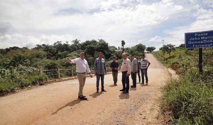 Prefeito Marquinho autoriza incio de asfaltamento de vicinal no Turvo dos Ferreiras