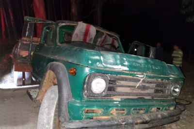 ​Crian�a de 8 anos morre em acidente de caminh�o na estrada do Caxang�