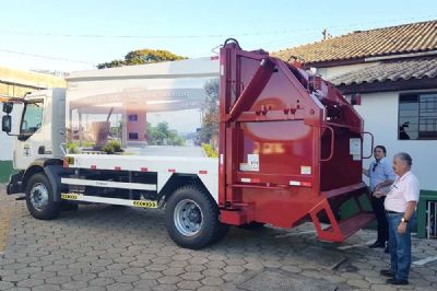 ​Pilar do Sul adquire mais um caminho coletor de lixo 0km