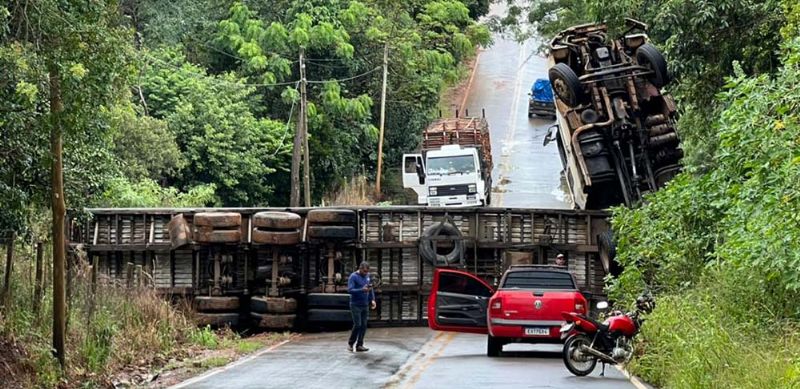 Caminho tomba e interdita estrada do bairro do Pombal