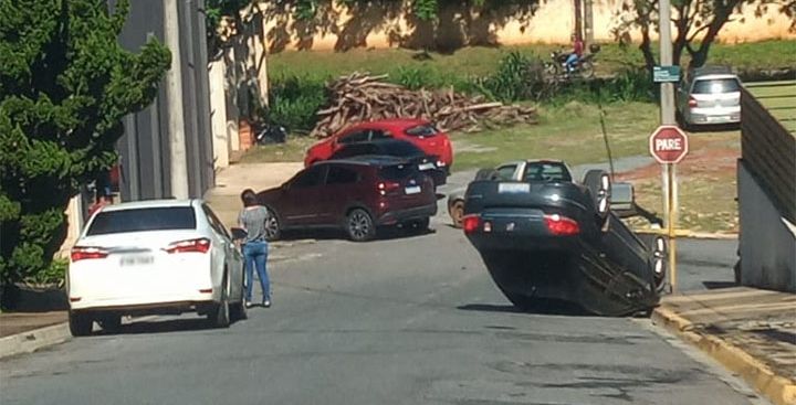 Carro sofre falha mecnica, desce rua sozinho e capota