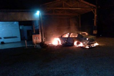 ​Um morto, outro ferido e um carro incendiado em ataque a tiros na Vila So Manoel