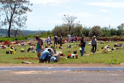 Prefeitura vai remover ossada de sepulturas no pagas no Cemitrio das Accias