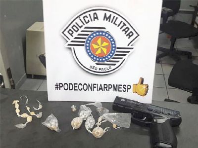 PM apreende dois adolescentes, droga e rplica de pistola