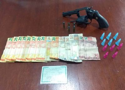 Homem  preso pela PM com droga e revlver na Nova Pilar