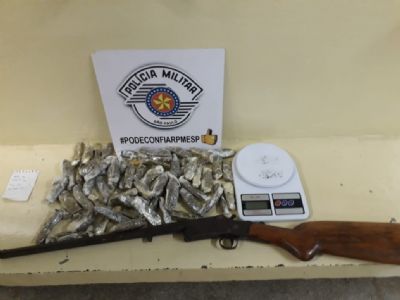 ​Suspeito foge e PM aprende muita maconha e espingarda