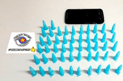 ​PM prende acusado de trfico e apreende 52 pinos cocana na Nova Pilar