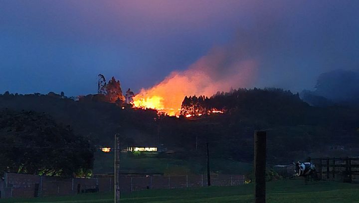 Inc�ndio de grandes propor��es atinge �rea de eucalipto em Pilar do Sul