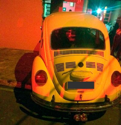 ​Motorista embriagado bate VW Fusca em muro de casa na Nova Pilar